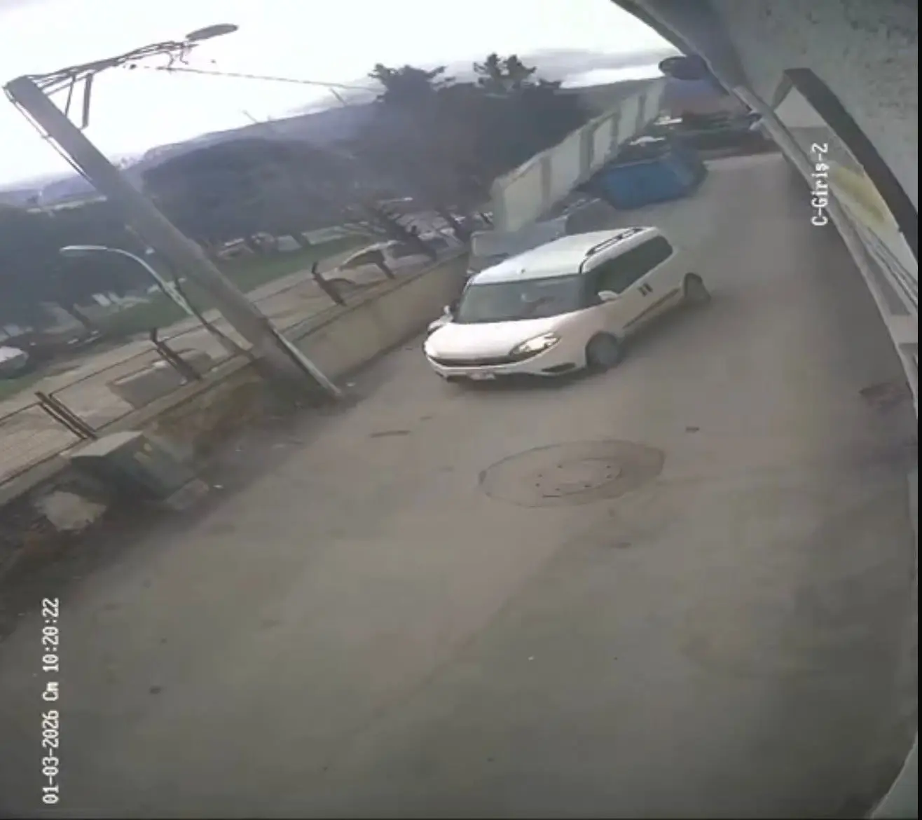 Bursa’da şiddetli fırtına çatıları uçurdu, ağaçları devirdi, sabit haldeki prefabrik