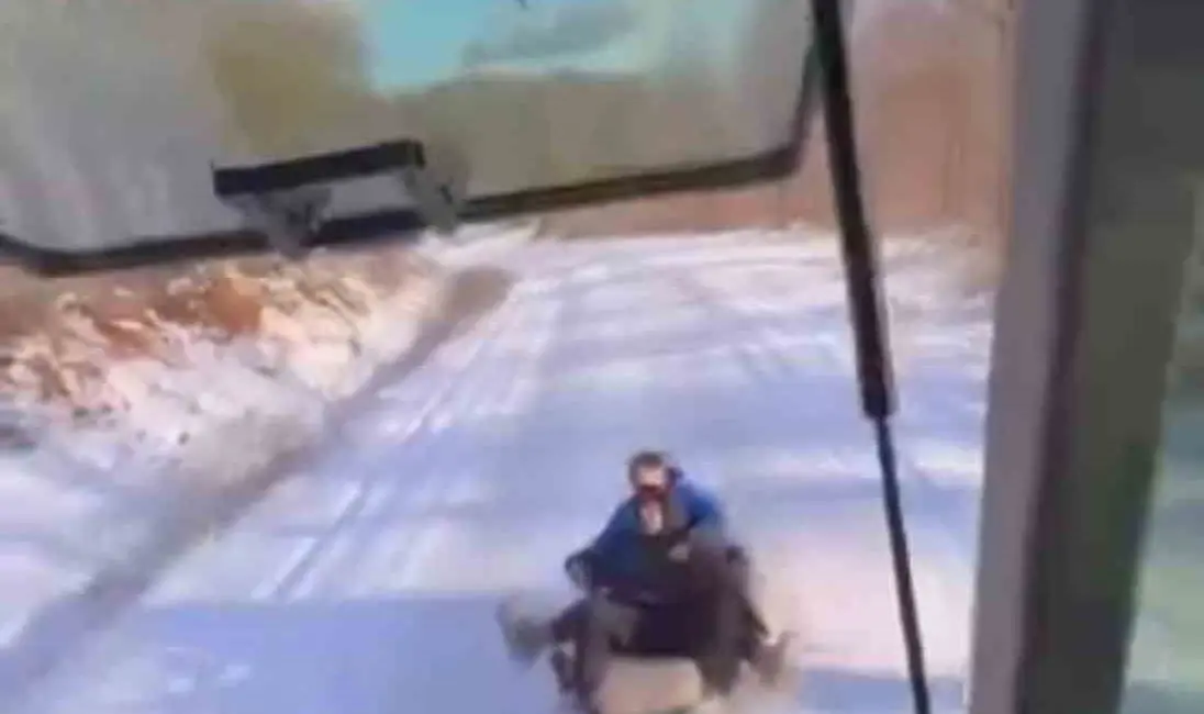 Bursa’da etkili olan kar yağışını fırsata çeviren çocuklar, traktörün arkasına