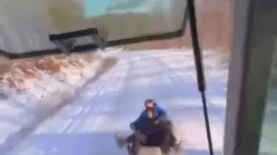 Bursa’da etkili olan kar yağışını fırsata çeviren çocuklar, traktörün arkasına