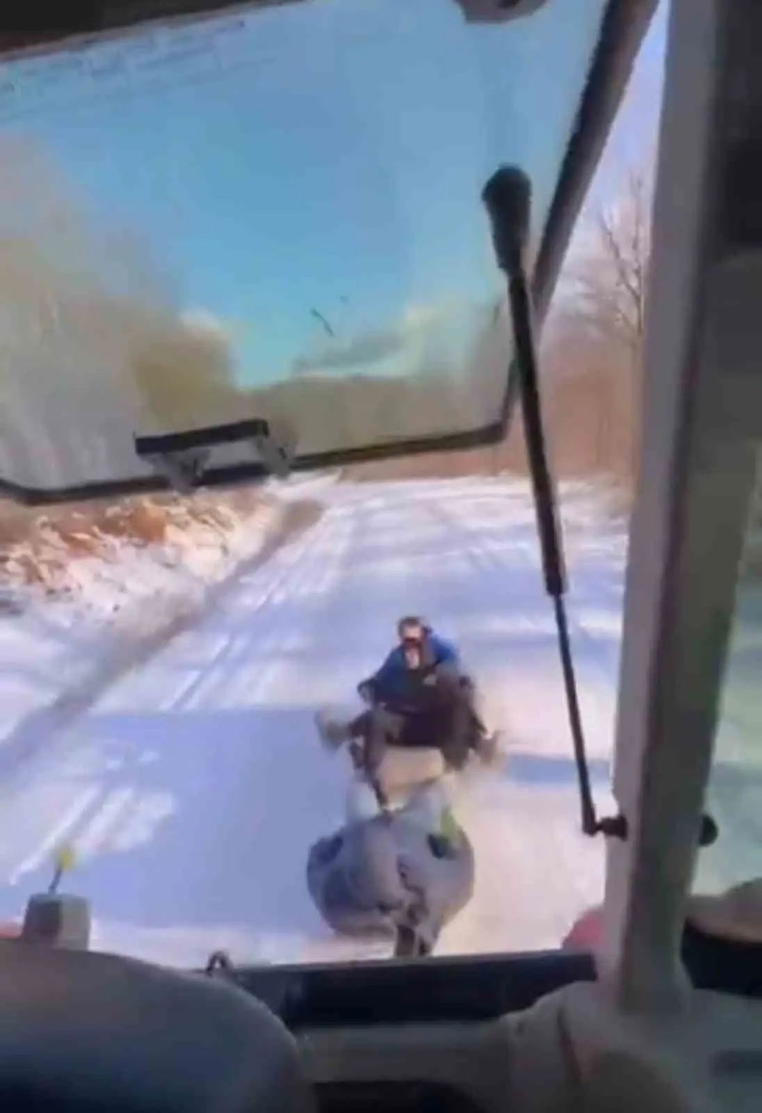 Bursa’da etkili olan kar yağışını fırsata çeviren çocuklar, traktörün arkasına