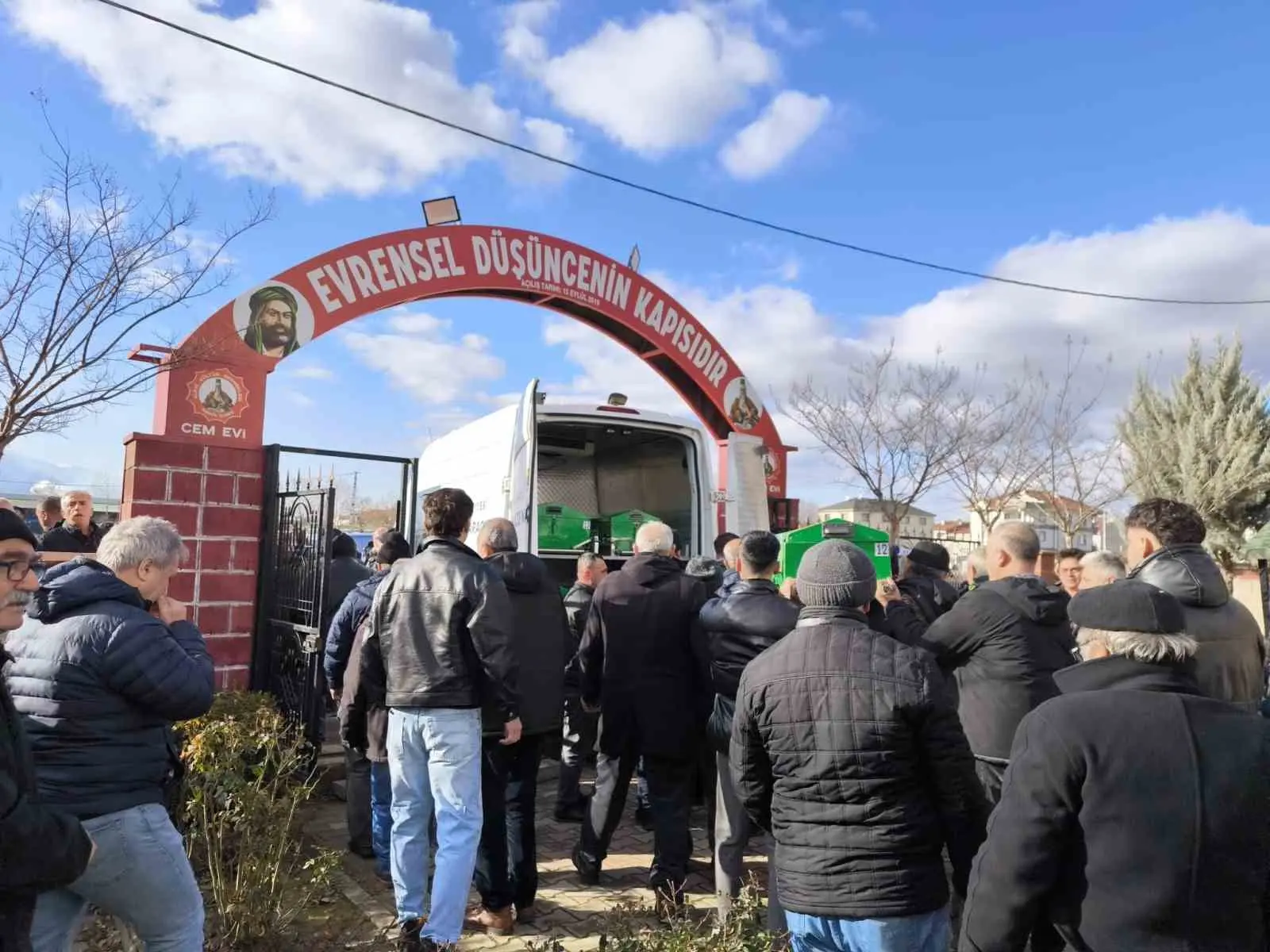 Bursa’nın İnegöl ilçesinde meydana gelen kazada kontrolden çıkıp ağaca çarpan