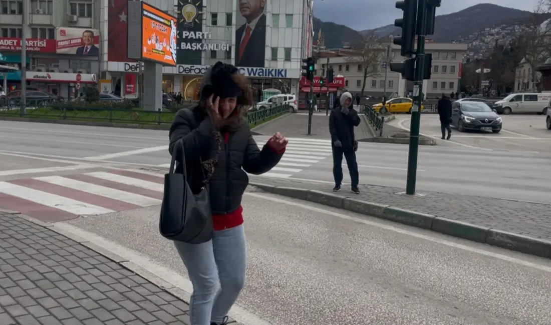 Bursa’da saatteki hızı 75 kilometreye ulaşan fırtına hayatı felç etti.