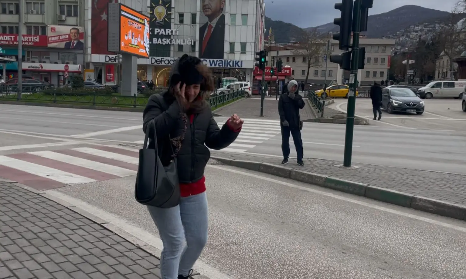 Bursa’da saatteki hızı 75 kilometreye ulaşan fırtına hayatı felç etti.