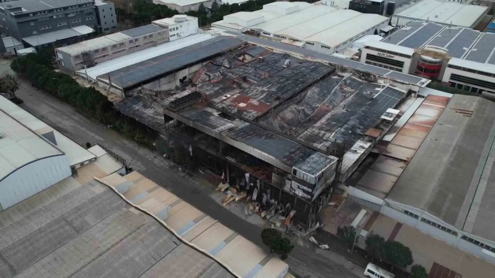 Bursa’da gece saatlerinde alevler teslim olan kimyasal kaplama fabrikası sabahın