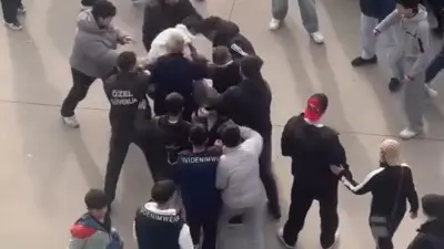 Bursa’da Korupark alışveriş merkezinin otoparkında birbirine giren gençler, herkese korku