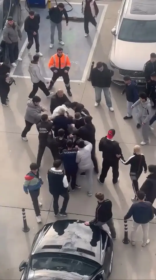 Bursa’da Korupark alışveriş merkezinin otoparkında birbirine giren gençler, herkese korku