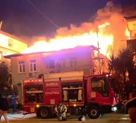 Bursa’nın İznik ilçesinde iki katlı bir evin çatı kısmında çıkan