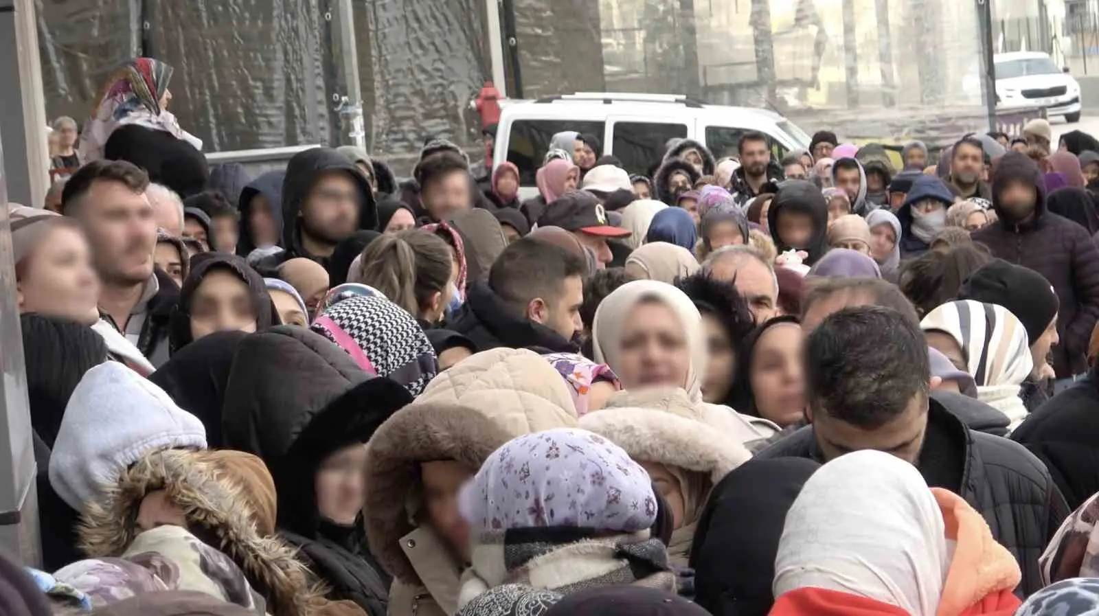 Bursa’da yeni açılışı yapılan bir mağazının uygun fiyatlı ürünleri, yüzlerce