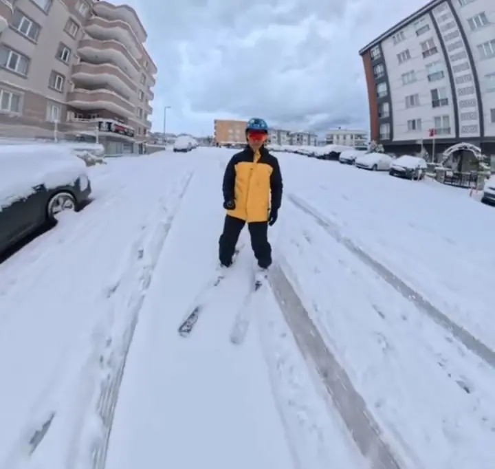 Bursa’da dün etkili olan kar yağışı sonrası bir vatandaş işe
