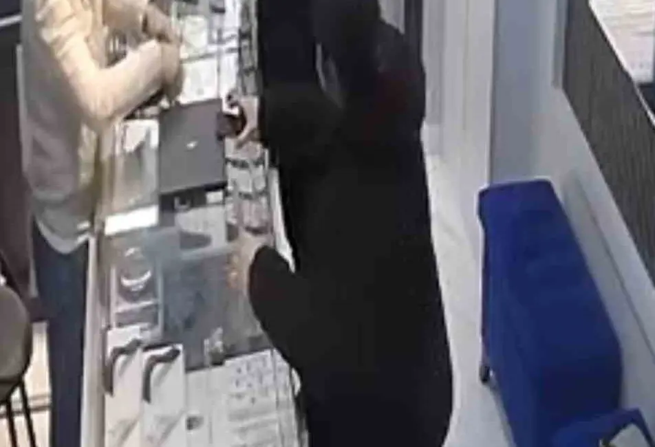 Bursa’da kuyumcuya soygun için gelen silahlı bir şüpheli, kararsız hareketleriyle