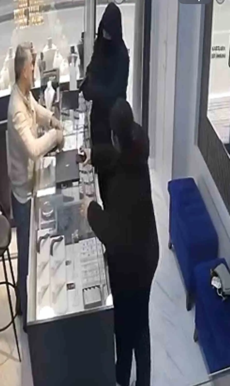 Bursa’da kuyumcuya soygun için gelen silahlı bir şüpheli, kararsız hareketleriyle