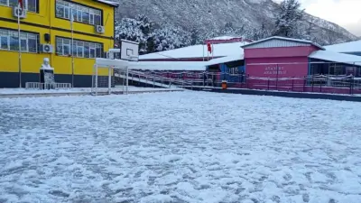 Bursa’da etkisini artıran kar yağışı günlük hayatı olumsuz etkilerken, okullarda