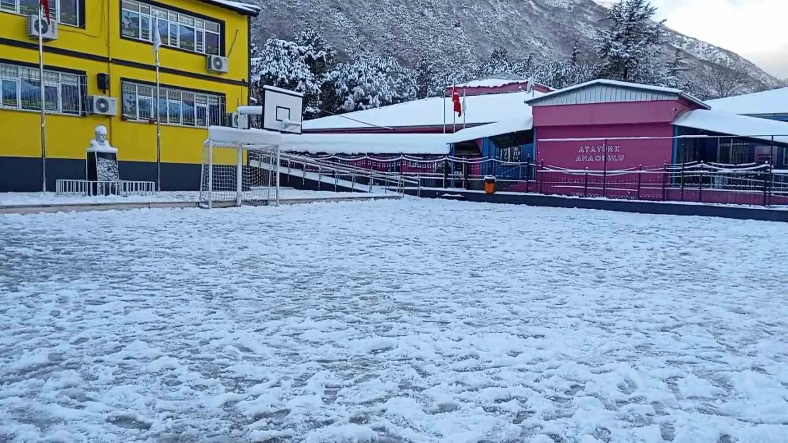 Bursa’da etkisini artıran kar yağışı günlük hayatı olumsuz etkilerken, okullarda