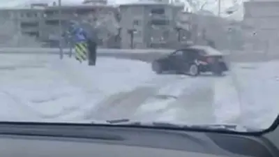 Bursa’da etkili olan kar yağışını fırsat bilen sürücü, otomobiliyle kavşakta
