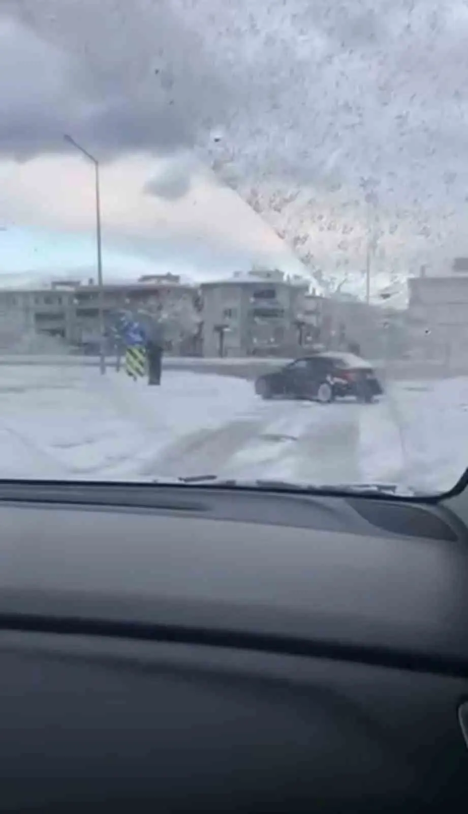 Bursa’da etkili olan kar yağışını fırsat bilen sürücü, otomobiliyle kavşakta