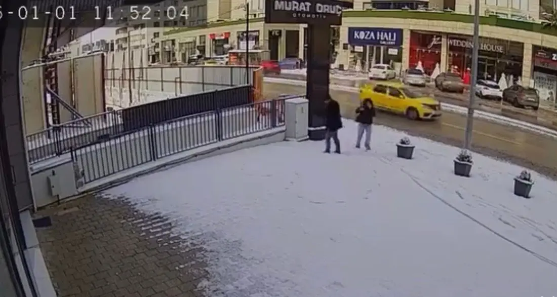 Bursa’da karla kaplanan kaldırım üzerinde kalp çizen sevgili çiftin o