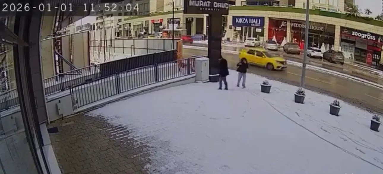 Bursa’da karla kaplanan kaldırım üzerinde kalp çizen sevgili çiftin o