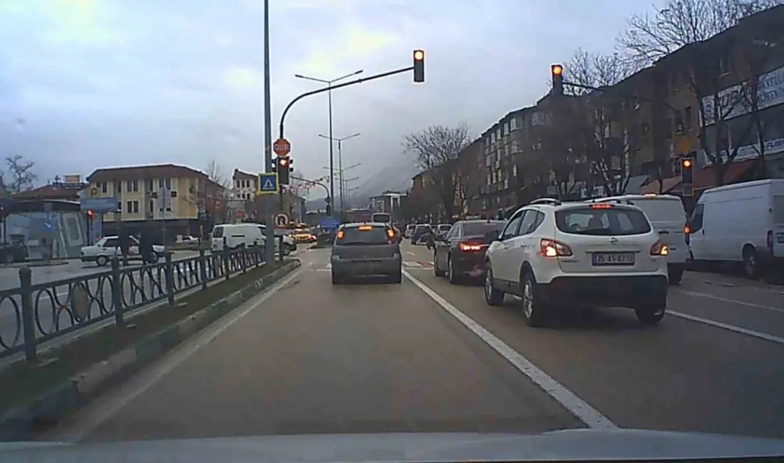 Bursa’da trafik ışıklarında yapılan tehlikeli ihlal, yürekleri ağza getirdi. Edinilen