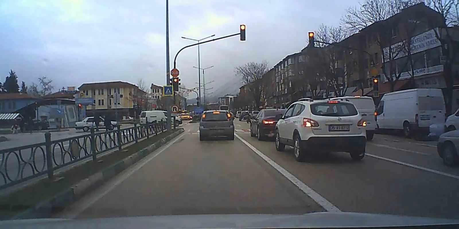 Bursa’da trafik ışıklarında yapılan tehlikeli ihlal, yürekleri ağza getirdi. Edinilen