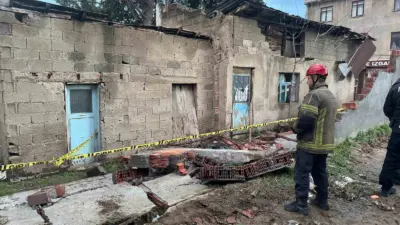 Bursa’nın Kestel ilçesinde etkili olan lodos nedeniyle çöken duvarın altında