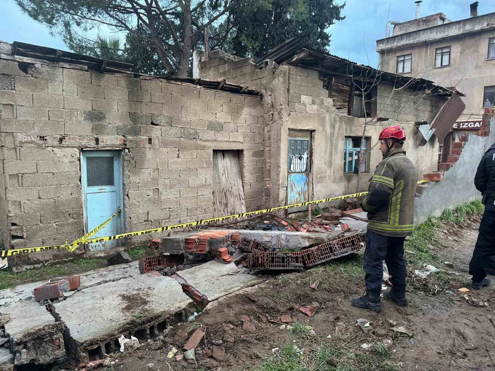 Bursa’nın Kestel ilçesinde etkili olan lodos nedeniyle çöken duvarın altında