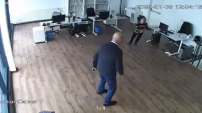 Bursa’da etkili olan şiddetli lodos nedeniyle bir plazanın tavanı çöktü.