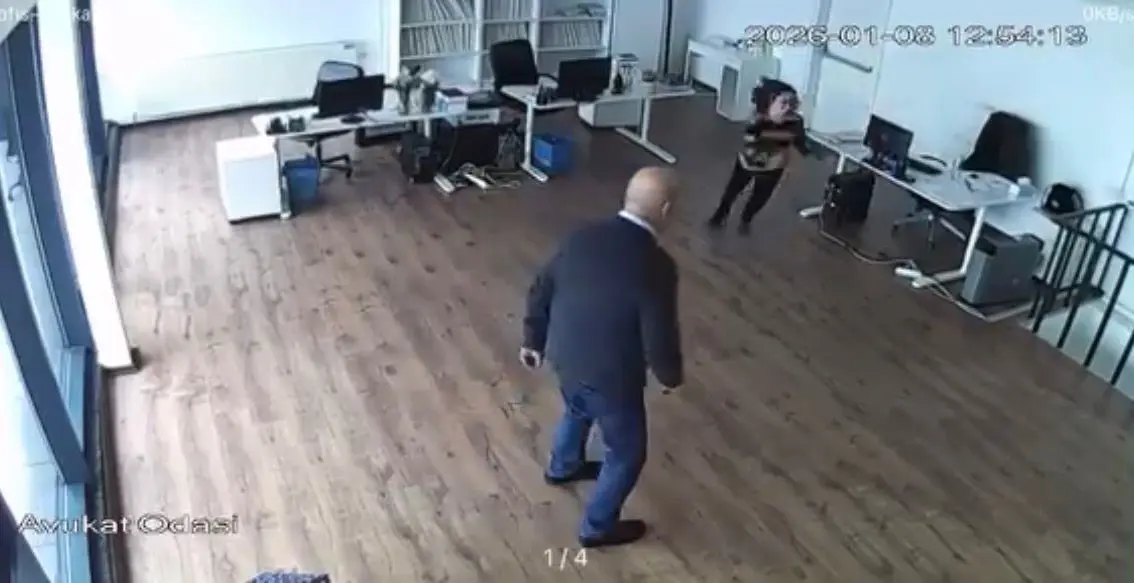 Bursa’da etkili olan şiddetli lodos nedeniyle bir plazanın tavanı çöktü.