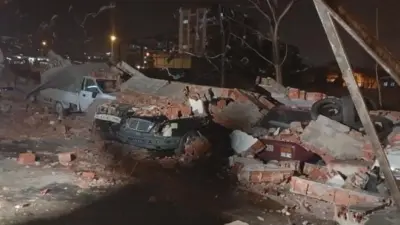 Bursa’da şiddetli lodosun etkisiyle çöken duvar, boş alana park edilen