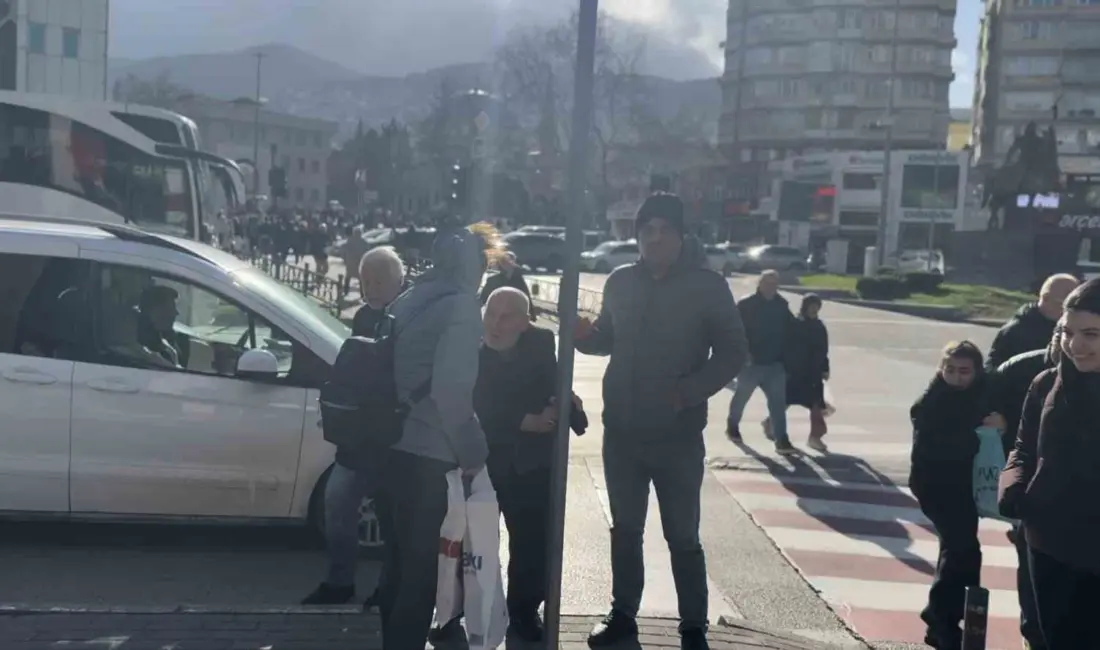 Bursa’nın merkezinde etkili olan şiddetli lodos, günlük yaşamı olumsuz etkiledi.