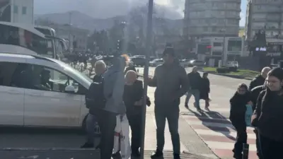 Bursa’nın merkezinde etkili olan şiddetli lodos, günlük yaşamı olumsuz etkiledi.