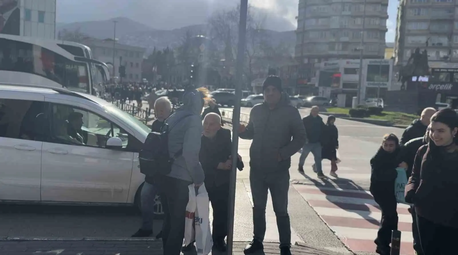 Bursa’nın merkezinde etkili olan şiddetli lodos, günlük yaşamı olumsuz etkiledi.