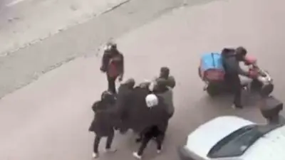 Bursa’da etkili olan şiddetli lodos sırasında yürümekte zorlanan yaşlı bir