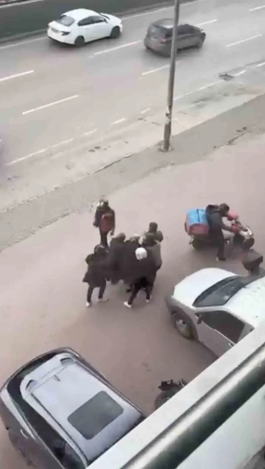 Bursa’da etkili olan şiddetli lodos sırasında yürümekte zorlanan yaşlı bir