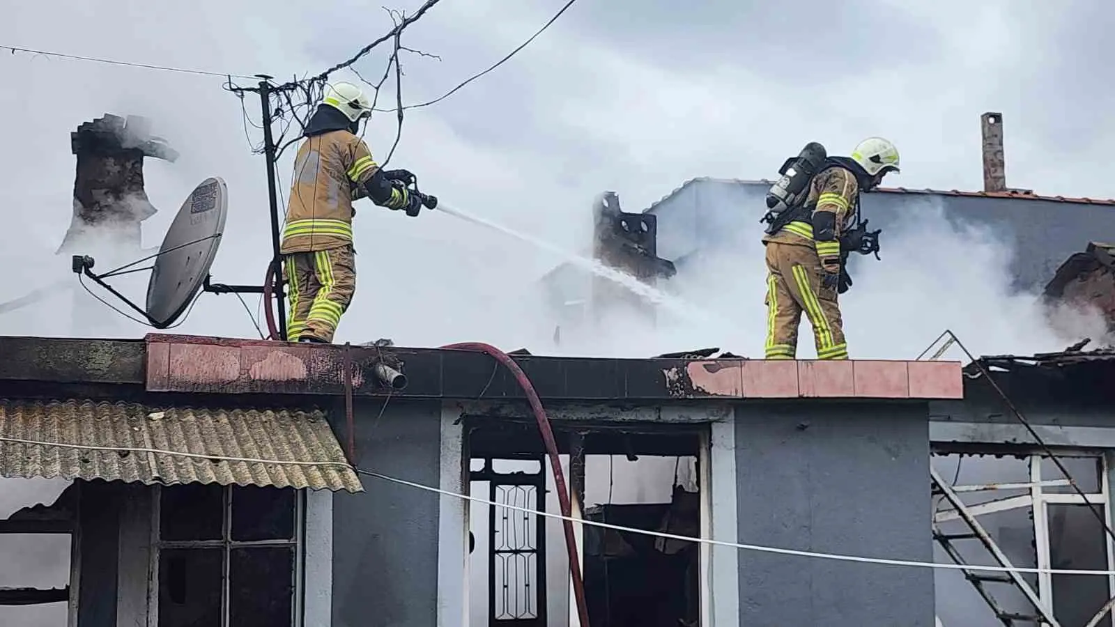 Bursa’nın Mustafakemalpaşa ilçesinde tek katlı evde çıkan yangında dumandan etkilenen