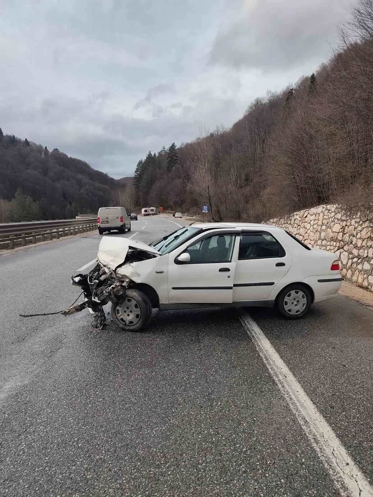 Bursa’nın İnegöl ilçesinde, bariyerlere çarpan otomobilde sürücü ve 2 çocuk