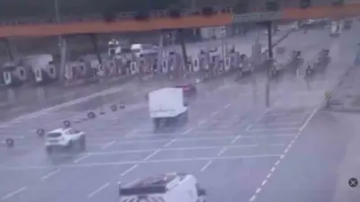 Gebze-Orhangazi-İzmir Otoyolu Bursa Kuzey Gişeleri’nde hafif ticari bir aracın ters