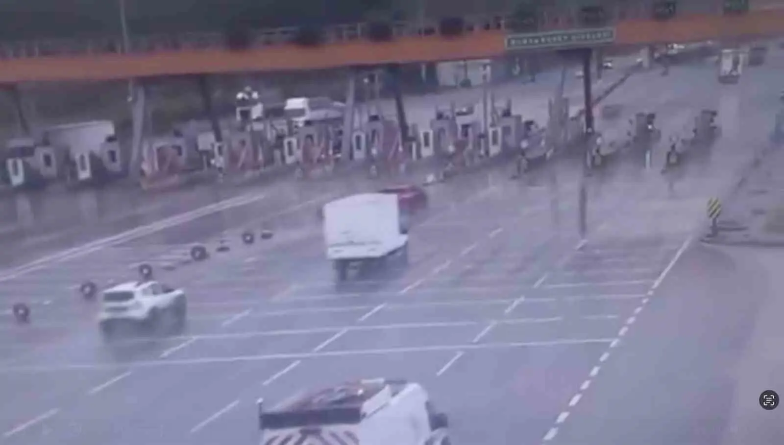 Gebze-Orhangazi-İzmir Otoyolu Bursa Kuzey Gişeleri’nde hafif ticari bir aracın ters