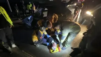 Bursa’da kontrolden çıkan otomobil bariyerlere çarptı. Kazada araçta sıkışan 2