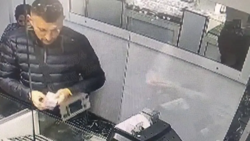 Bursa’da sahte gram altınla kuyumcuları dolandıran şüpheliler, polis ekiplerinin titiz