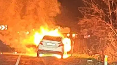 Bursa’nın Kestel ilçesinde seyir halindeki bir otomobil alev alev yandı.