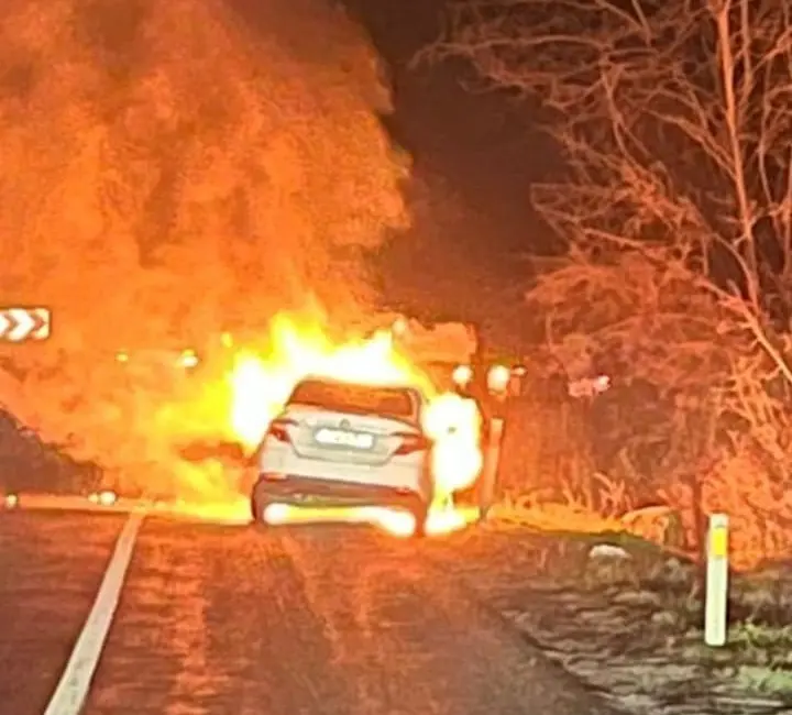 Bursa’nın Kestel ilçesinde seyir halindeki bir otomobil alev alev yandı.