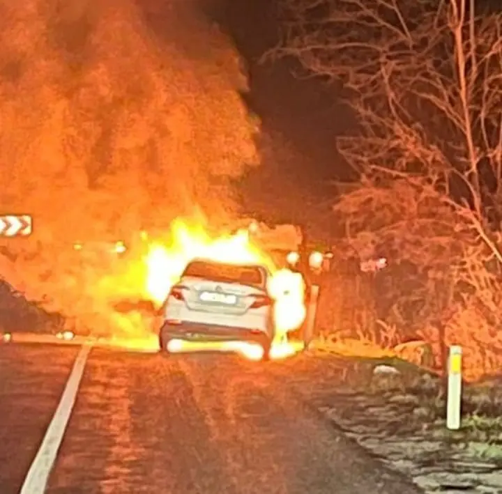 Bursa’nın Kestel ilçesinde seyir halindeki bir otomobil alev alev yandı.