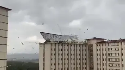 Bursa’da şiddeli fırtına sebebiyle Uludağ Üniversitesi’ndeki yurdun çatısı uçtu. Uçan