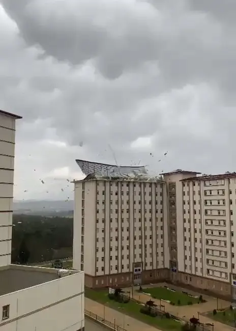 Bursa’da şiddeli fırtına sebebiyle Uludağ Üniversitesi’ndeki yurdun çatısı uçtu. Uçan