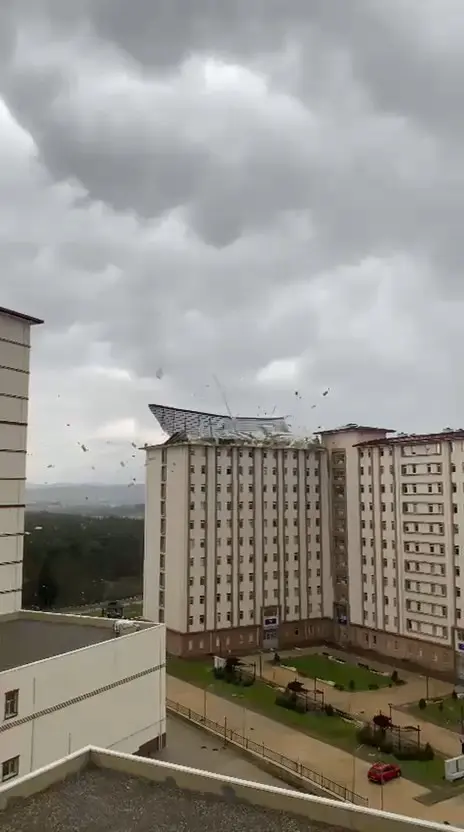 Bursa’da şiddeli fırtına sebebiyle Uludağ Üniversitesi’ndeki yurdun çatısı uçtu. Uçan