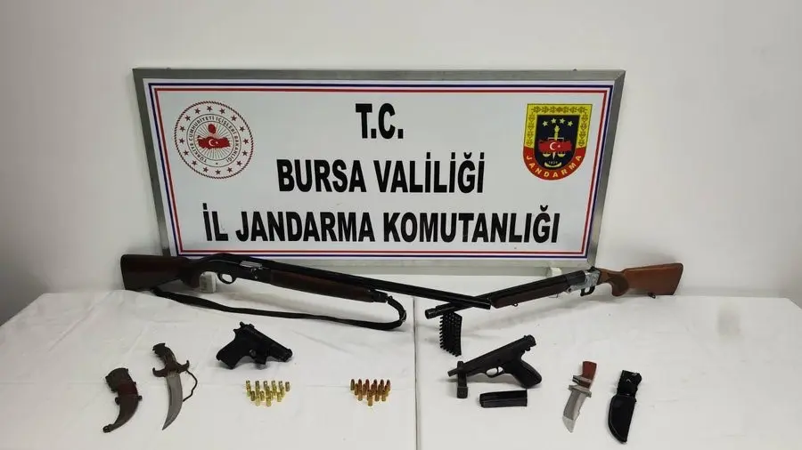 Bursa’nın İznik ilçesinde düzenlenen operasyonda çok sayıda ruhsatsız silah ve