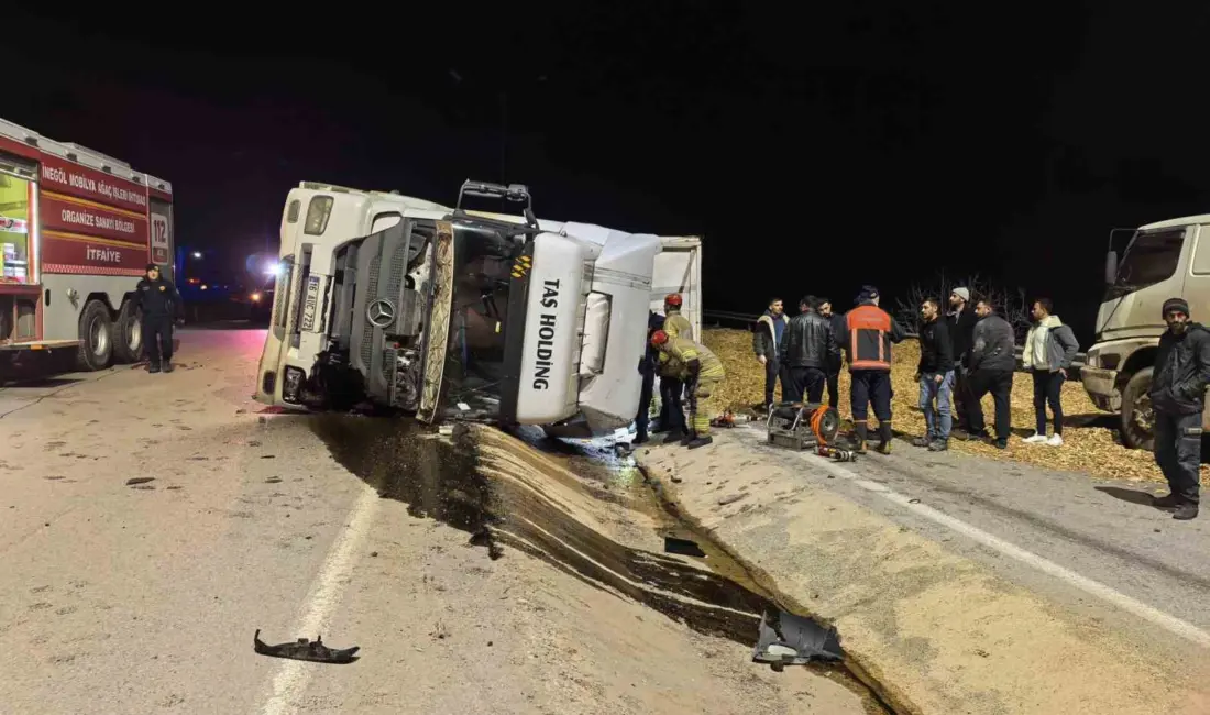 Bursa’nın İnegöl ilçesinde talaş yüklü tır devrildi. Dorsenin altında kalarak