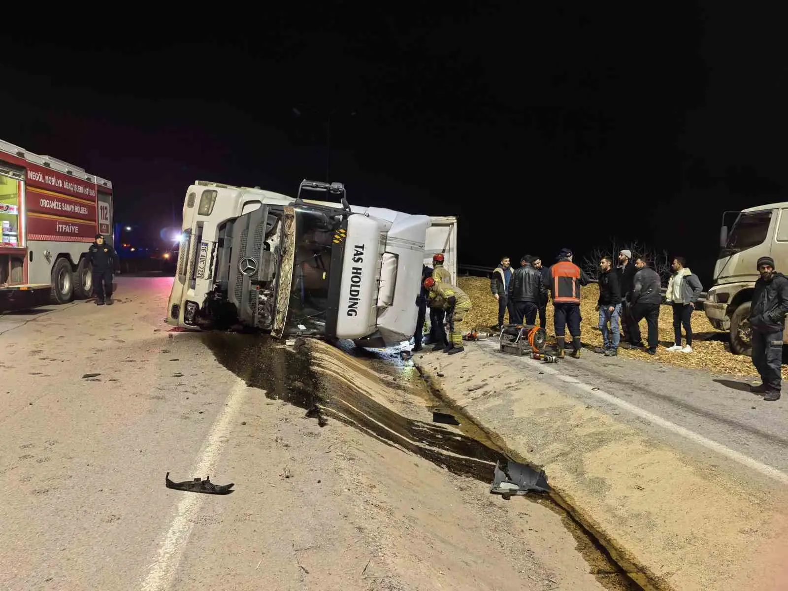 Bursa’nın İnegöl ilçesinde talaş yüklü tır devrildi. Dorsenin altında kalarak