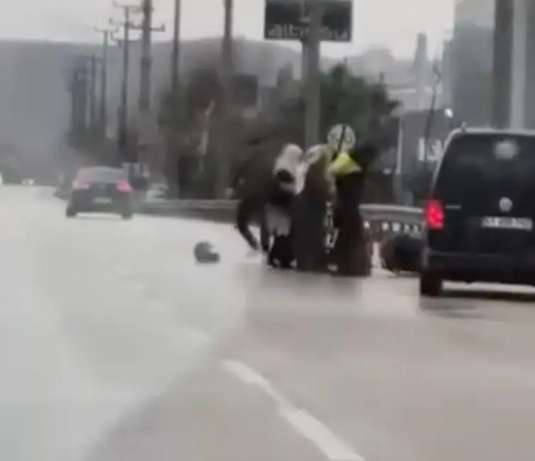 Bursa’nın Kestel ilçesinde seyir halindeki sürücü ile kurye arasında çıkan