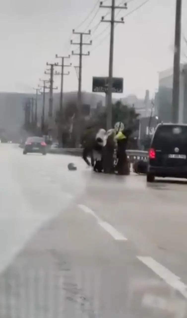 Bursa’nın Kestel ilçesinde seyir halindeki sürücü ile kurye arasında çıkan